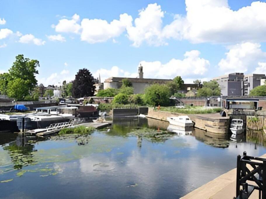Space For 9 With Riverside Views *