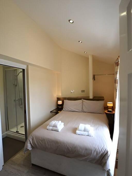 Space For 9 With Riverside Views *